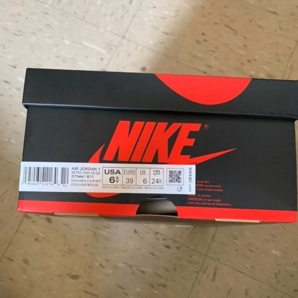 These are brand new air Jordan 1s never been worn. Laces are still in the box.